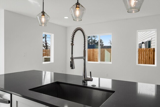Foto del edificio - New Construction Home Available Now! | Blo...