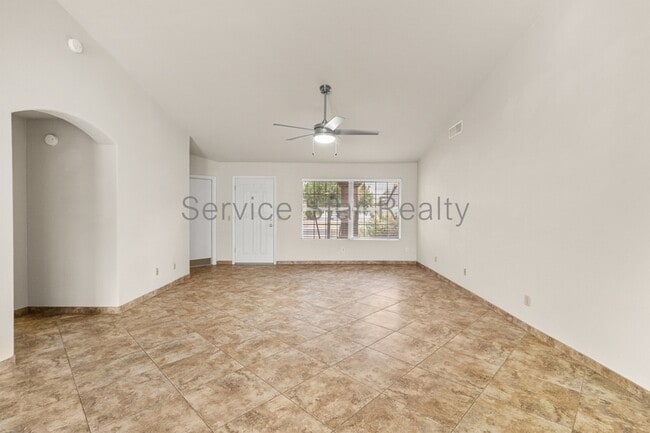 Building Photo - 825 E Wagoner Rd