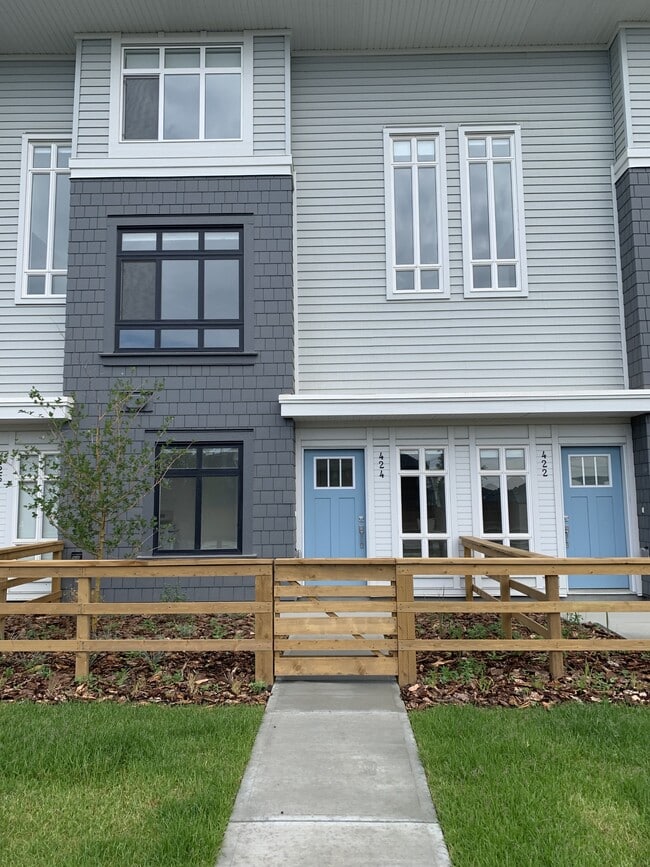 Building Photo - 424 210 Avenue SW