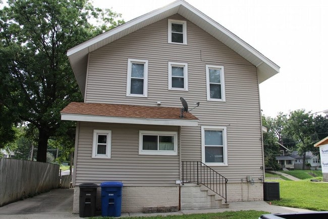 Building Photo - 944 31st St