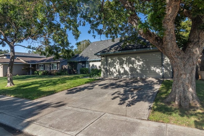 Building Photo - 2828 Smoke Tree Cir