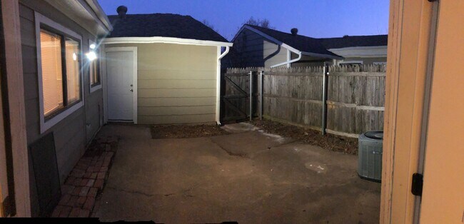 Building Photo - 2 bed & 2 bath Condo. 2 car garage.