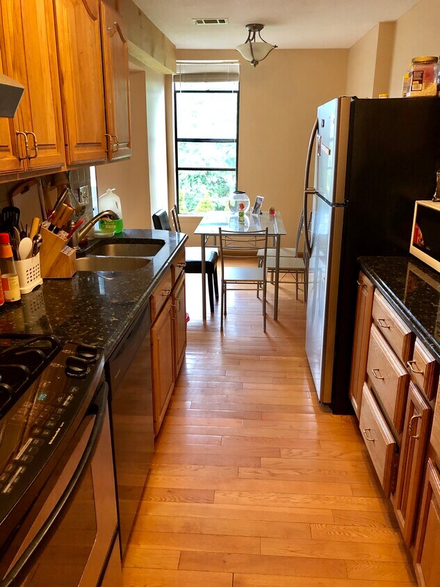 Kitchen - 40 Shrewsbury Green Dr