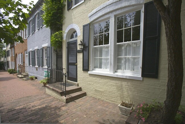 Building Photo - 1530 33rd St NW