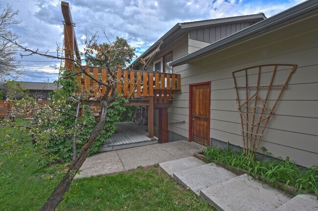 Building Photo - Centrally Located Apartment Near Downtown ...
