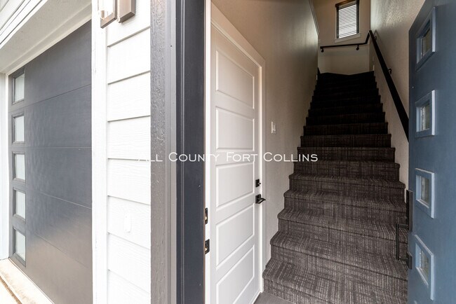 Building Photo - Luxury Townhome North of Old Town