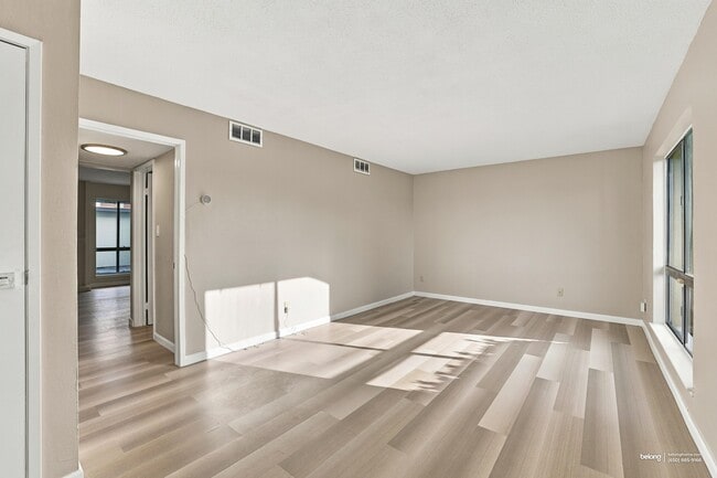 Building Photo - 16 Greenview Ln
