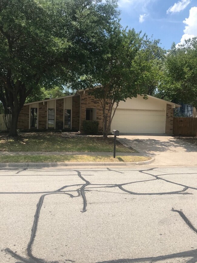 Foto del edificio - 2505 Cherry Blossom Ln
