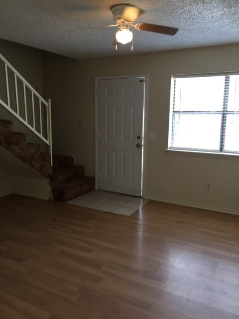 Primary Photo - 305 W Pleasant Valley Rd