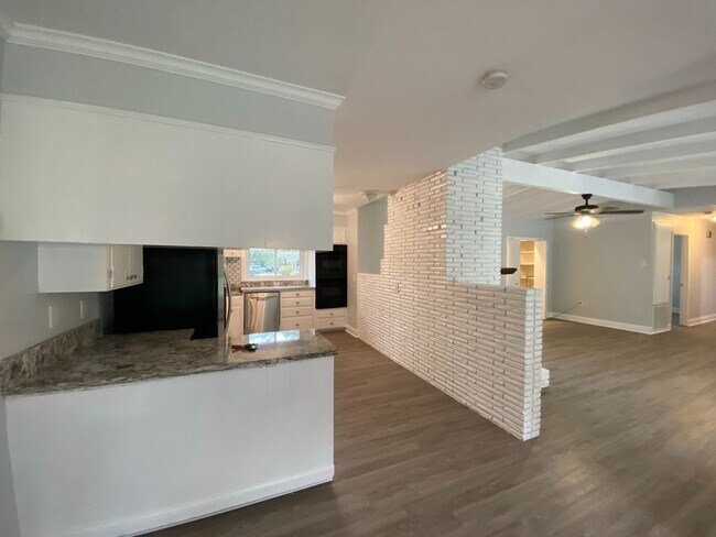 Foto del edificio - Stylish & Spacious 3BR Home with Patio, Fi...