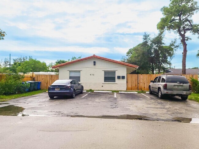 Foto del edificio - 970 NE 40th St