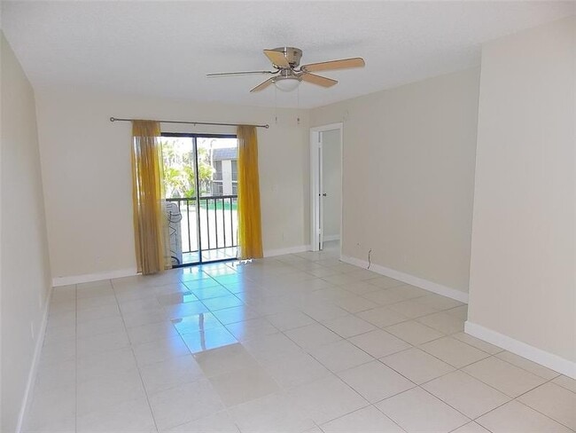 Building Photo - 6832 Palmetto Cir S