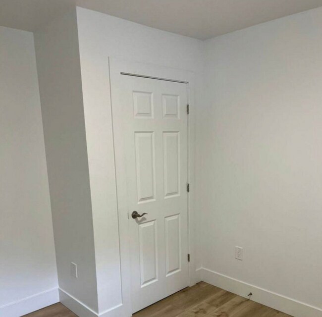 Building Photo - 2-Bedroom 1 bathroom Modern Rental -264 Ne...