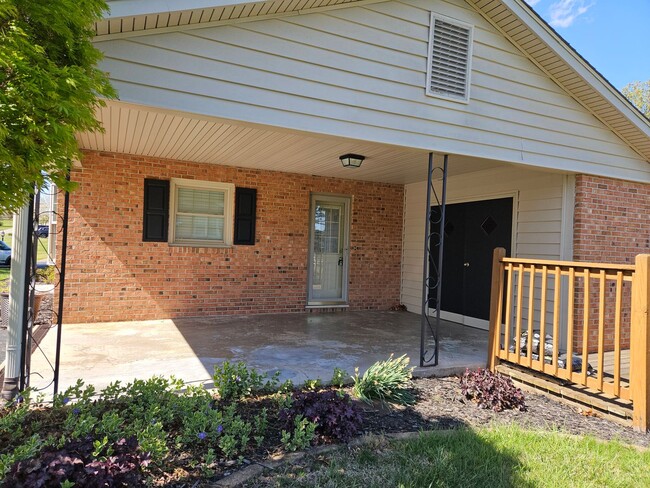 Foto del edificio - Charming 3-Bedroom Brick Ranch for Rent wi...