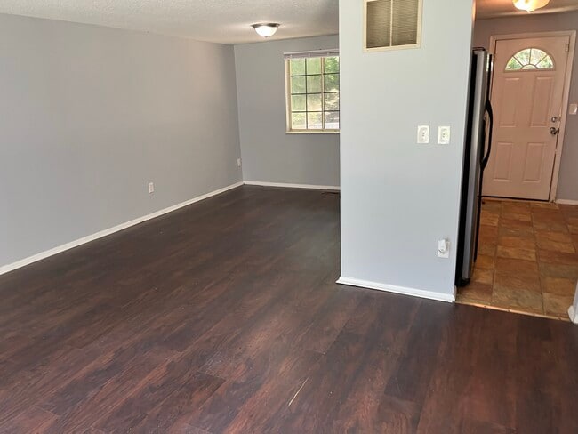Building Photo - 405 Drolmond Dr