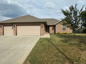 Building Photo - 859 E Florence Ct