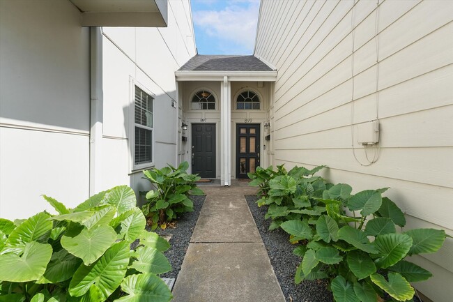 Building Photo - Modern and Sleek Three Bedroom Townhome!