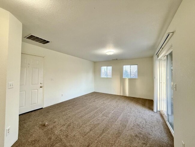 Foto del edificio - 34 Lewis Ave