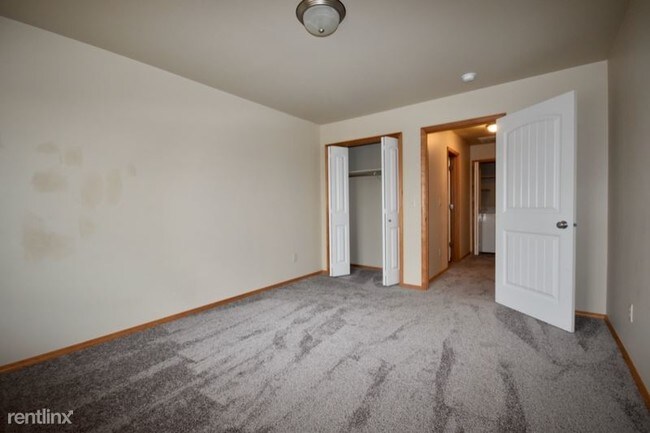 Building Photo - 3 br, 2.5 bath Condo - 924 N. River Rock