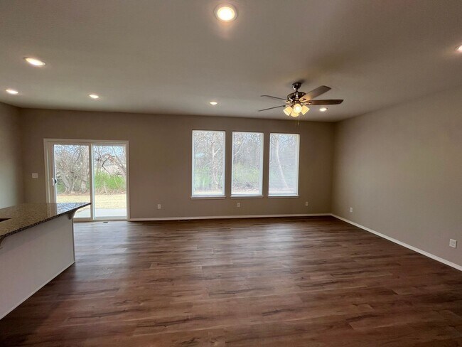 Foto del edificio - NEW BUILD! 4 BEDROOM 2 BATHROOM