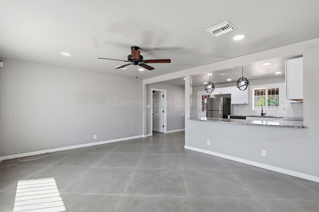 Foto del edificio - 5113 E Bellevue St