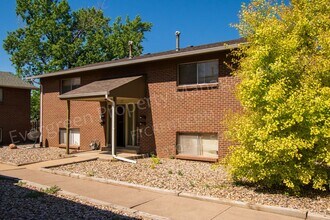 Building Photo - 927 James Ct