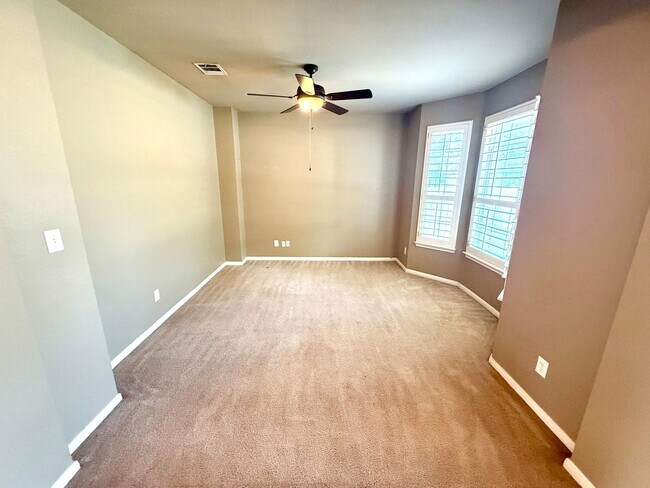 Building Photo - 842 Windhurst