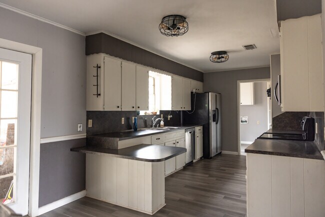 Building Photo - 110 Redbud Dr