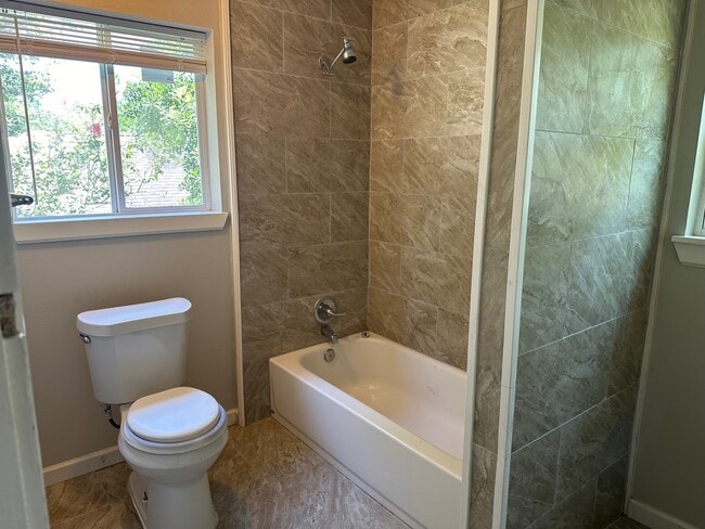 Building Photo - 1226 W 4th St