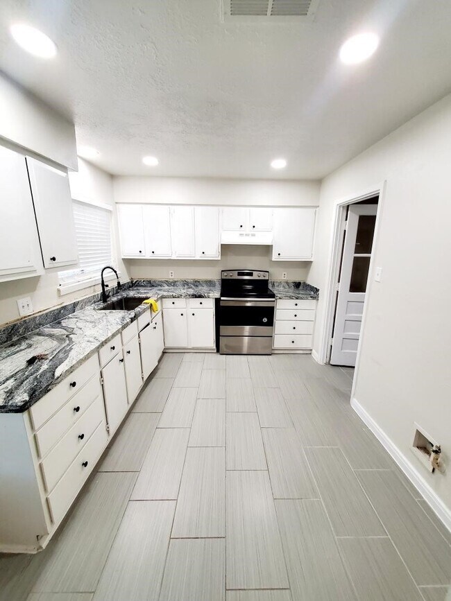 Building Photo - 4865 Beechaven St