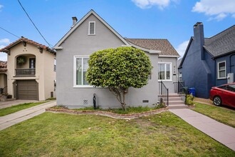 Building Photo - 919 Del Mar Ave
