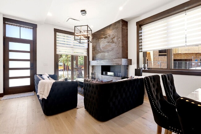 Foto del edificio - Luxury Lakefront Complex on Beach Club