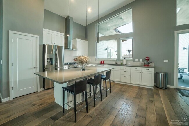 Foto del edificio - Gorgeous 2 Bed Fully Furnished in Redtail ...