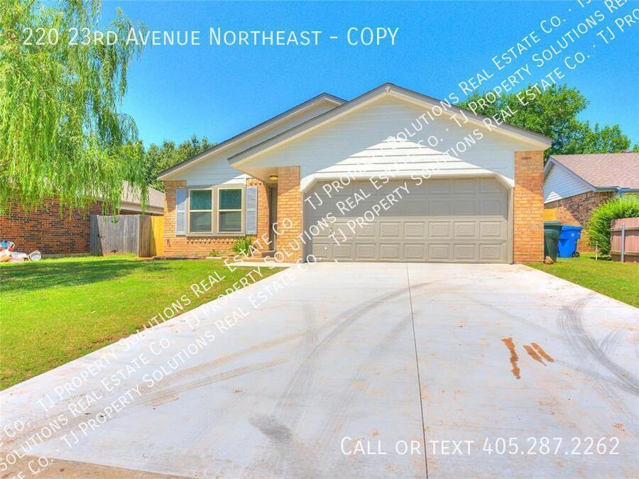 Primary Photo - Spacious remodeled 3 bedroom home in East ...