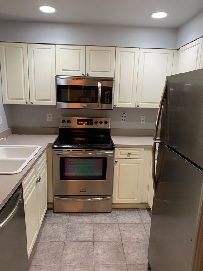 Building Photo - University District Condo