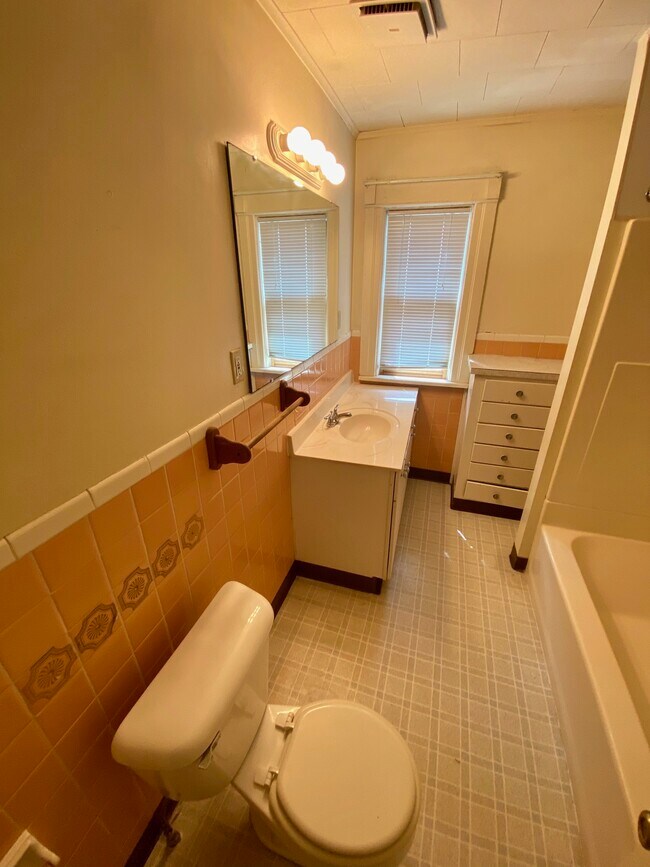 Building Photo - 1118 State St