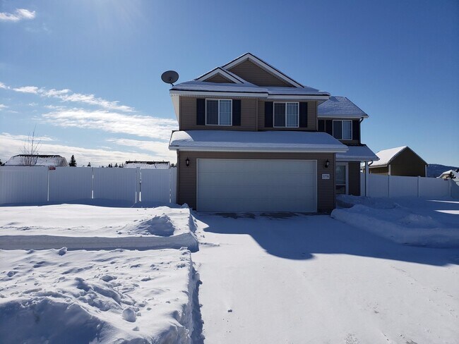 Building Photo - Beautiful 4 bedroom 2.5 Bath home in Coeur...