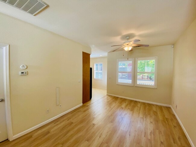 Building Photo - Gorgeous Townhouse with Attached Single-Ca...