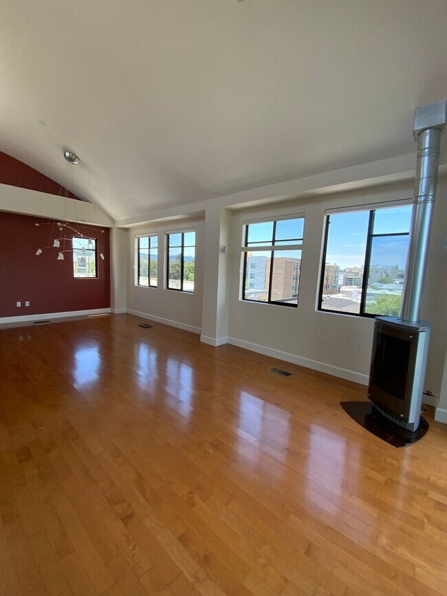 Building Photo - Available Now! Spacious Two-Story Condomin...