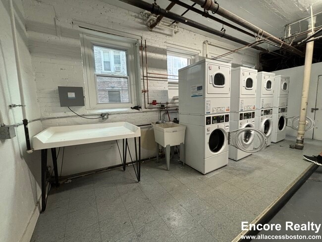 Building Photo - 235 Park Dr