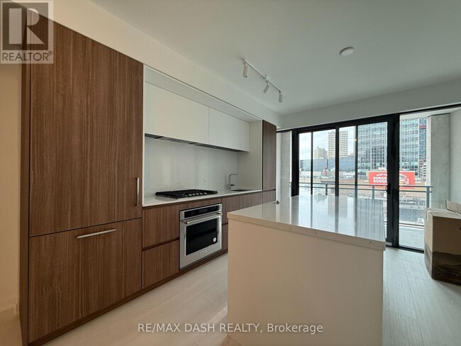 Building Photo - 1-401 Hillsdale Ave W