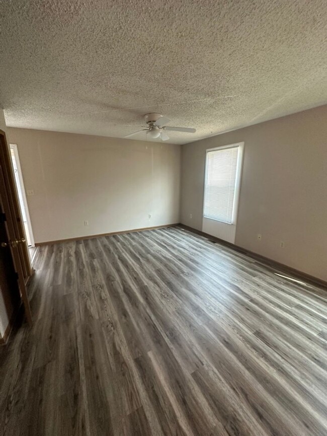 Building Photo - COMING SOON!! 2 Bedroom, 1 Bath Bottom Lev...