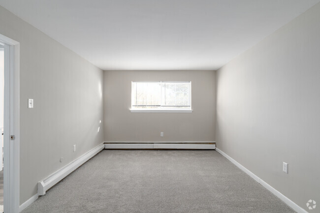 1BR, 1BA - 639SF Bedroom - Rolling Green