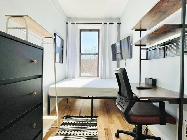 Foto del edificio - Furnished room/NOT APARTMENT