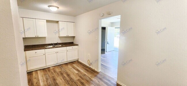 Foto del edificio - 2150 Stovall Dr