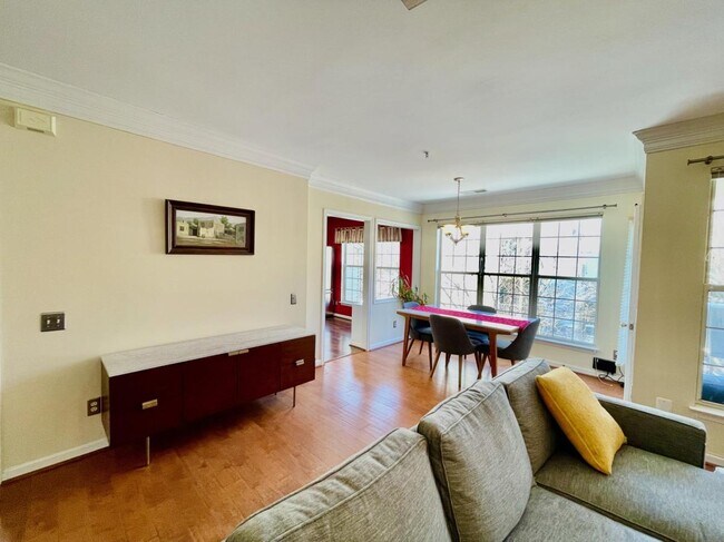 Foto del edificio - 7056 Falls Reach Dr
