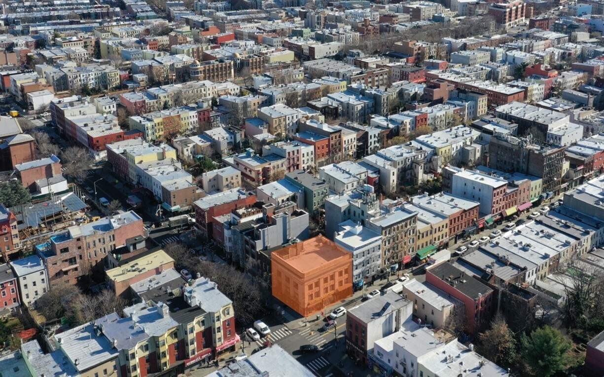Foto del edificio - 698 Manhattan Ave