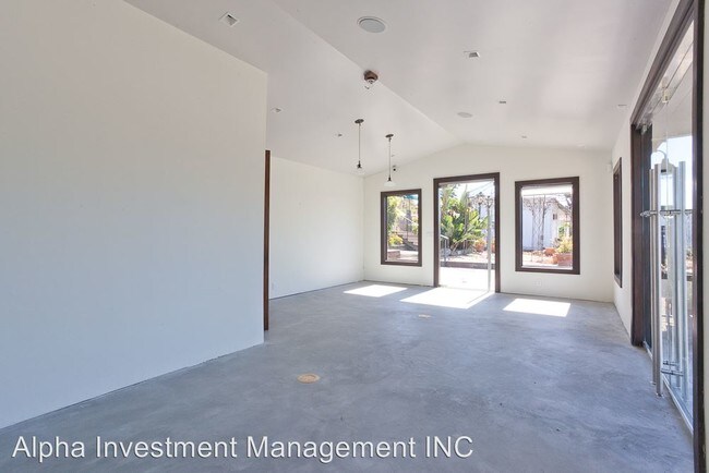 Building Photo - 2350-2360 Lillie Ave