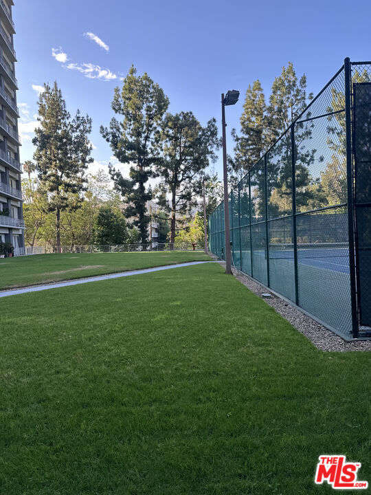 Foto del edificio - 100 S Doheny Dr