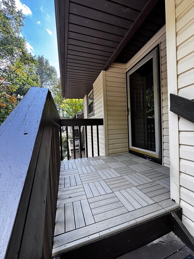 Puerta de entrada, suelo nuevo. - 122 Turnwood Ln